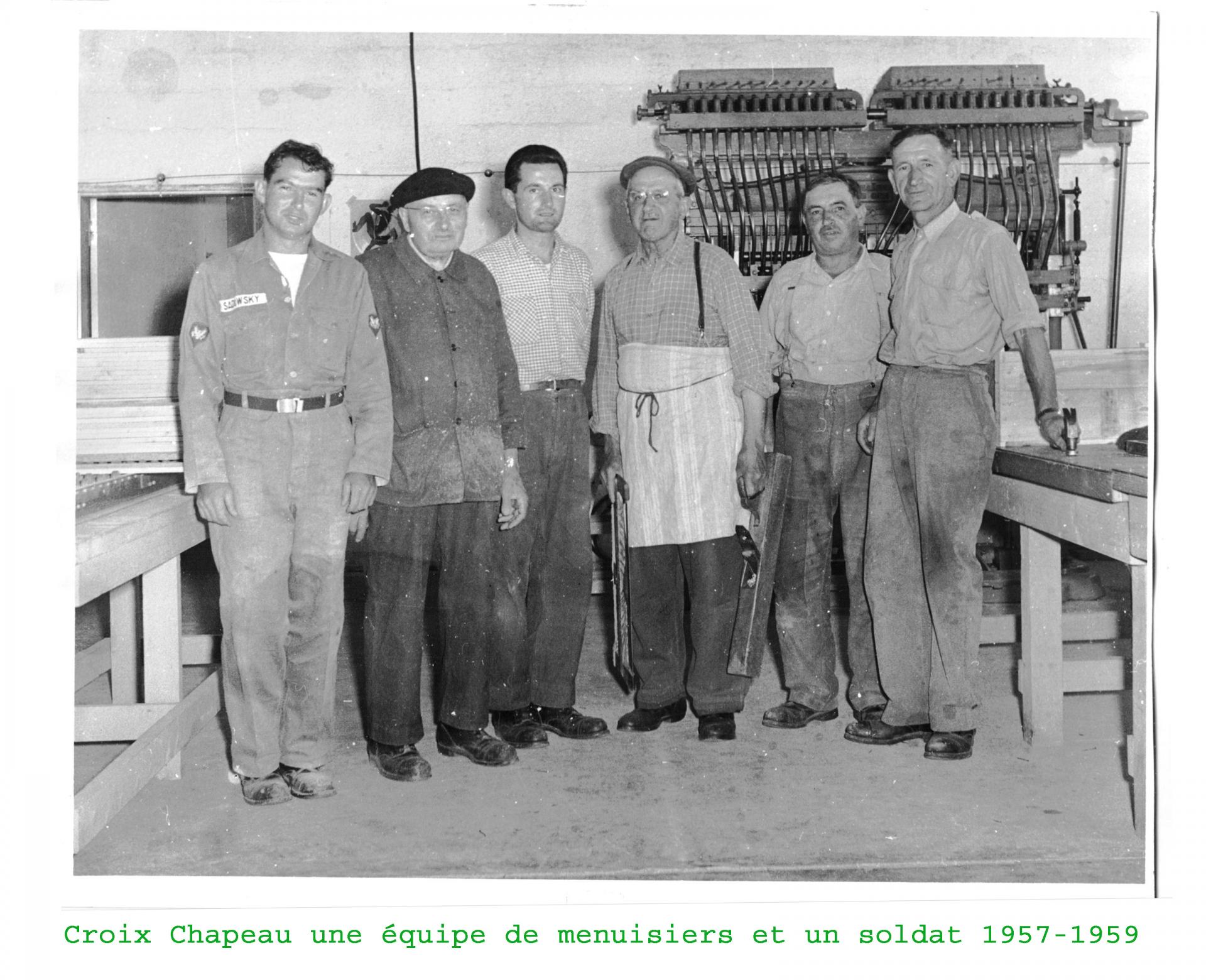 1957 1959 croix chapeau une equipe de menuisiers