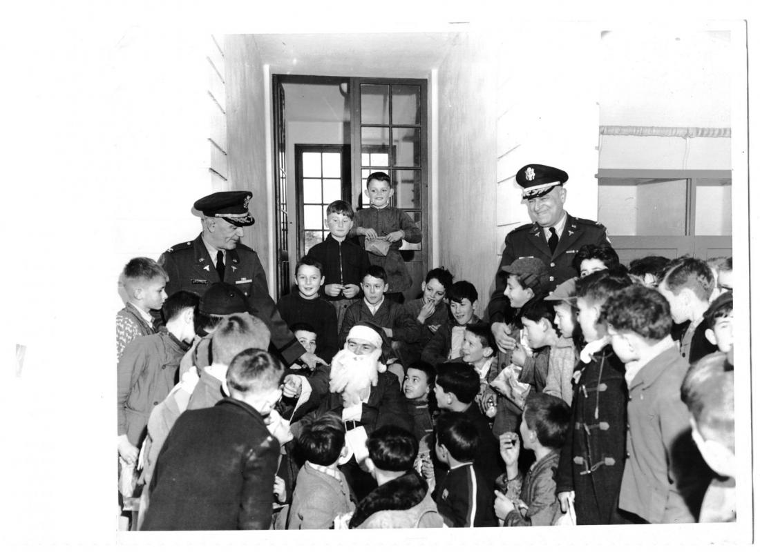 2 col belanger left children at aigenfeuille noel 1959